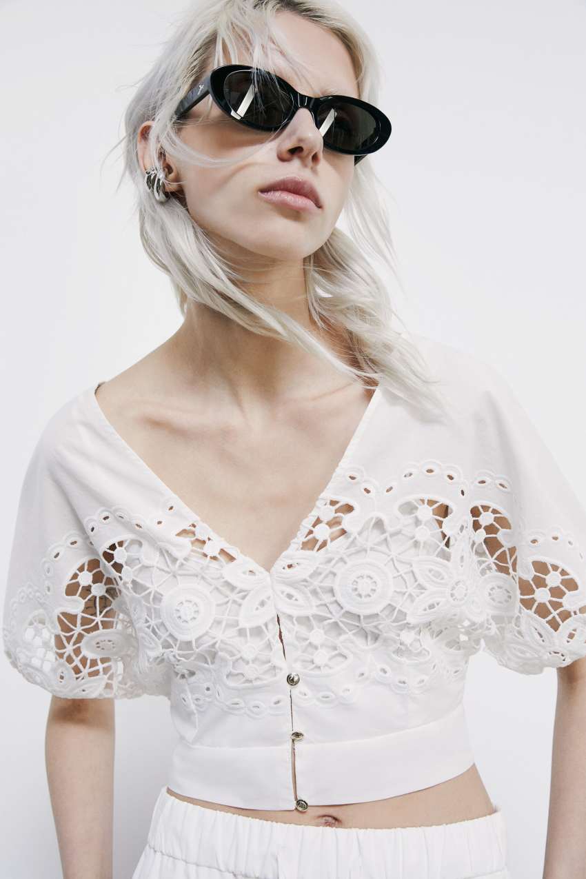 Top in cotone con ricamo floreale