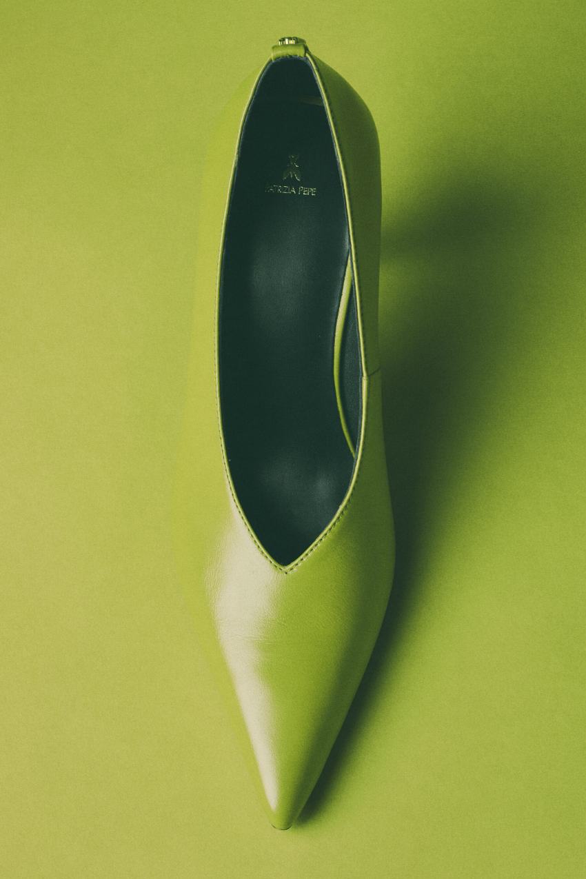 Czółenka New Minimal Shape z lakierowanej skóry
