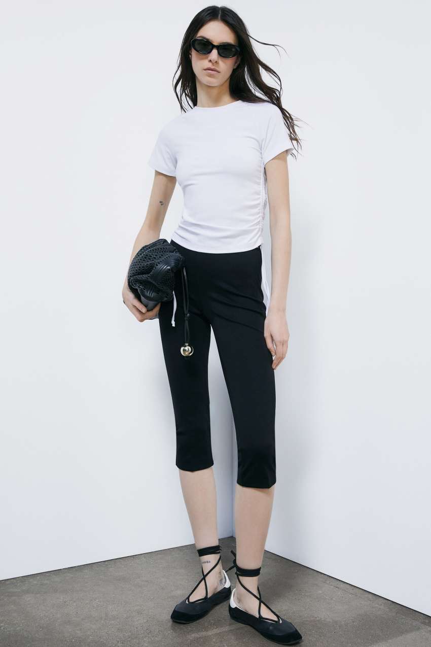 T-shirt in jersey stretch con arricciature laterali