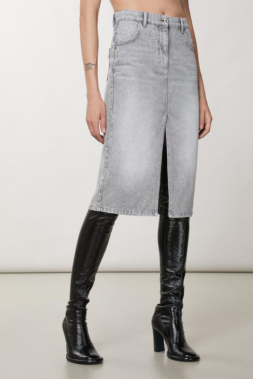 Leah' Denim Skirt in Light Grey - 8 / 23 | Modest denim skirts, Feminine  skirt, Denim skirt outfits