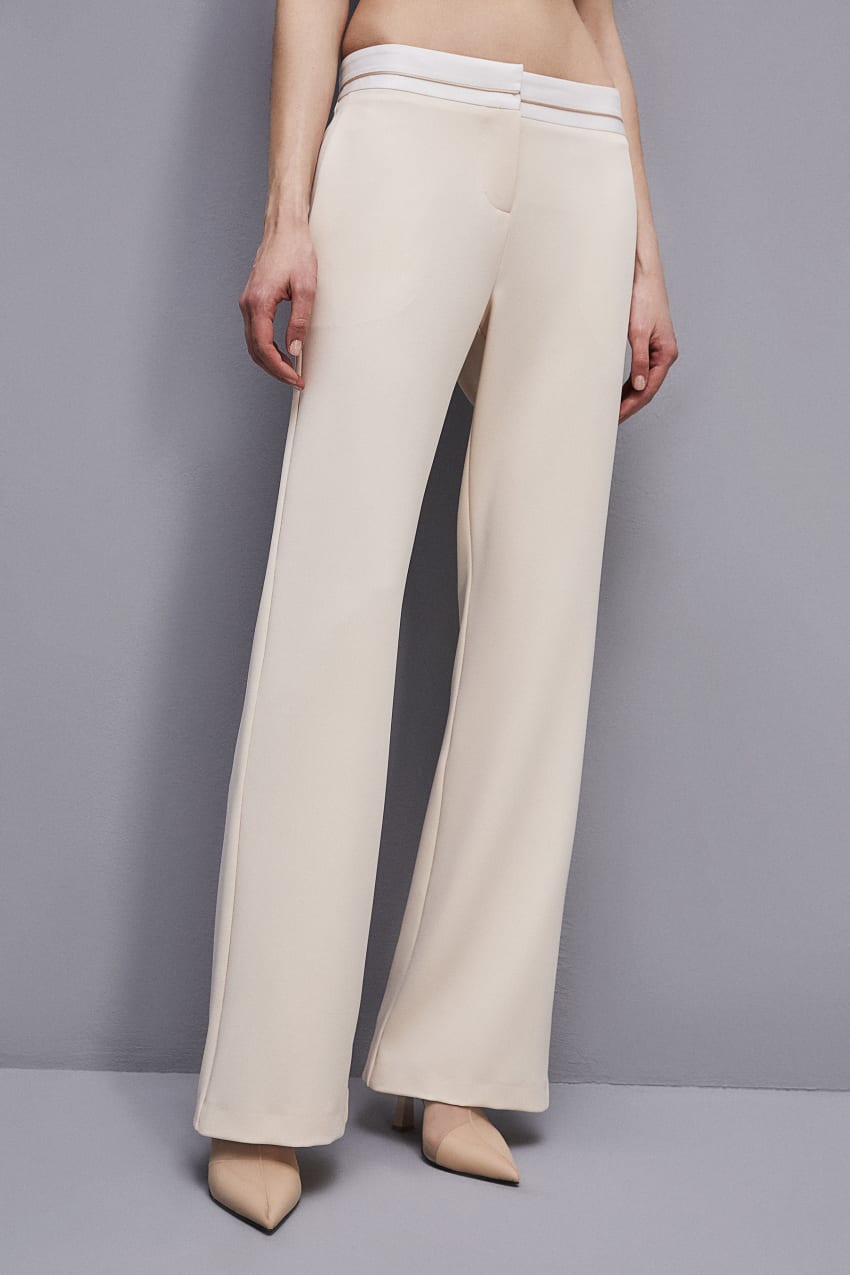 Low-waisted pants in comfort fabric