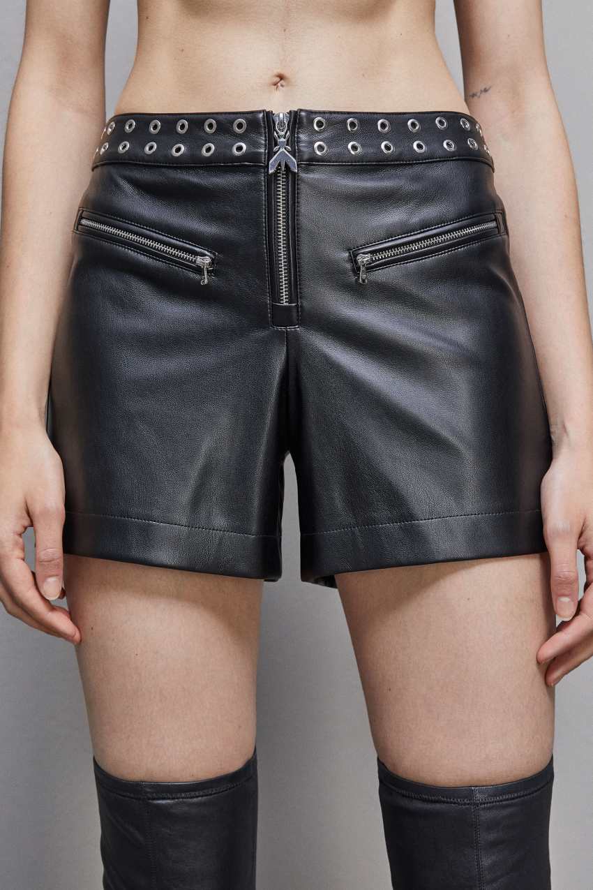 Faux leather low waisted shorts with zipper