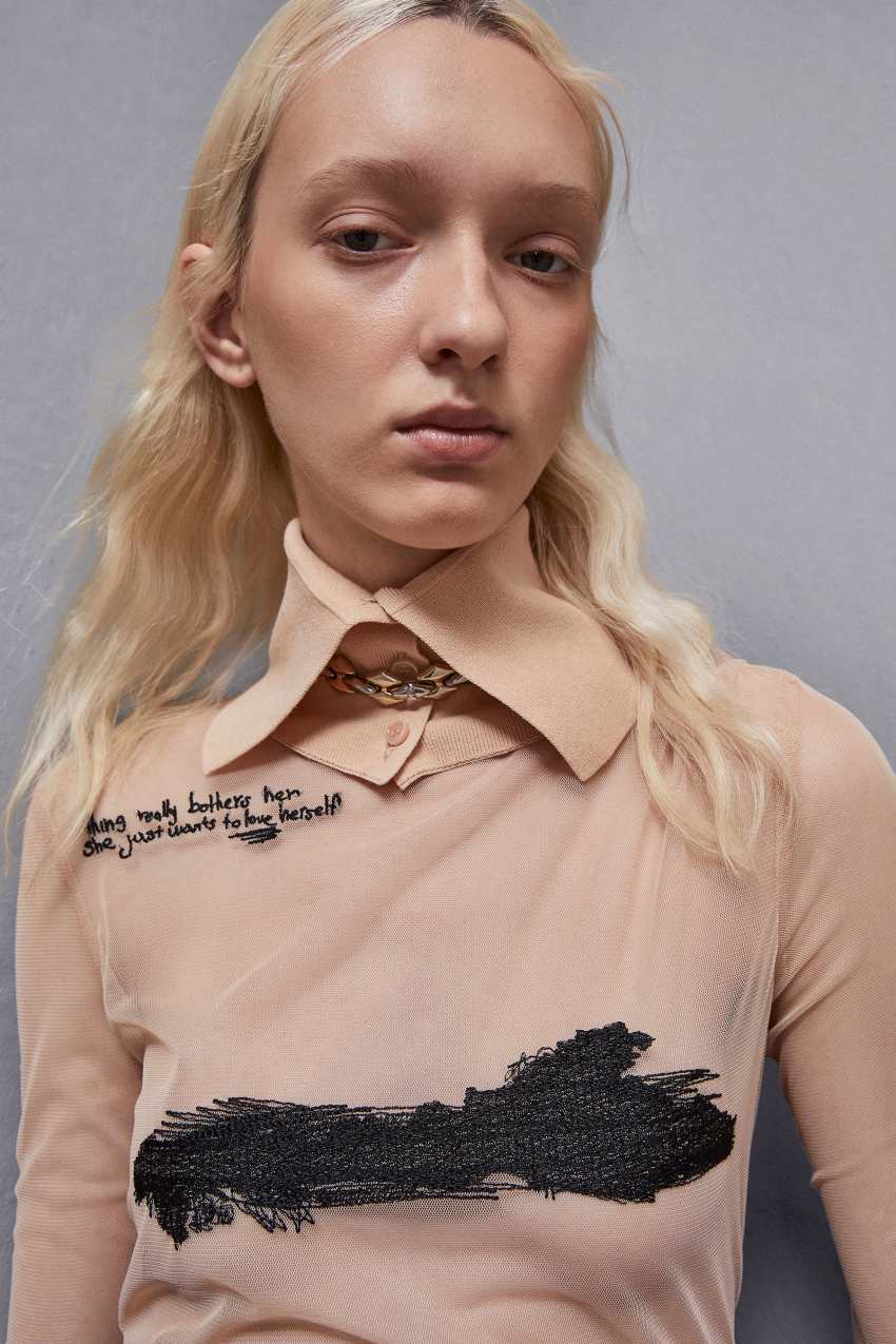 Abito con ricamo in tulle