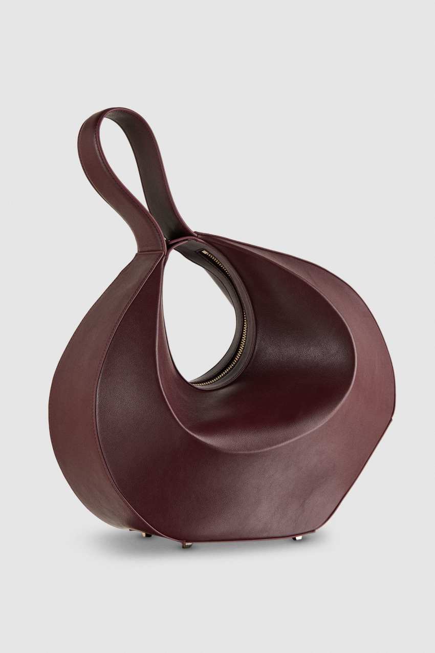 Bangle Bag mit Trageriemen aus Leder