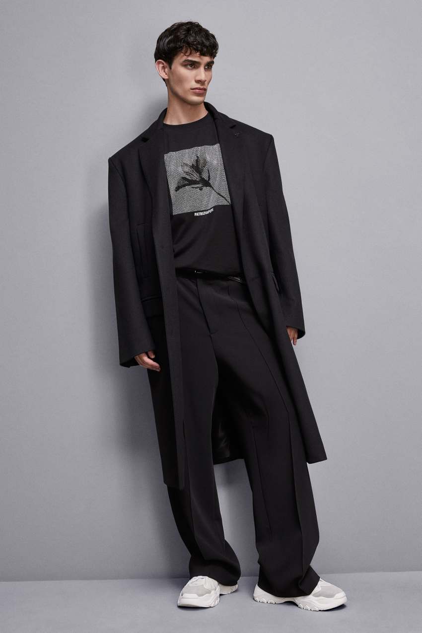 T-shirt con applicazione borchie