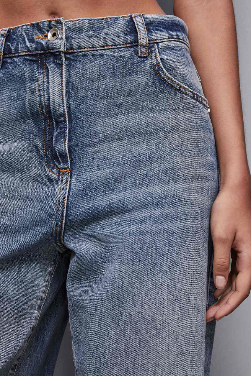 Low-waisted wide-leg jeans
