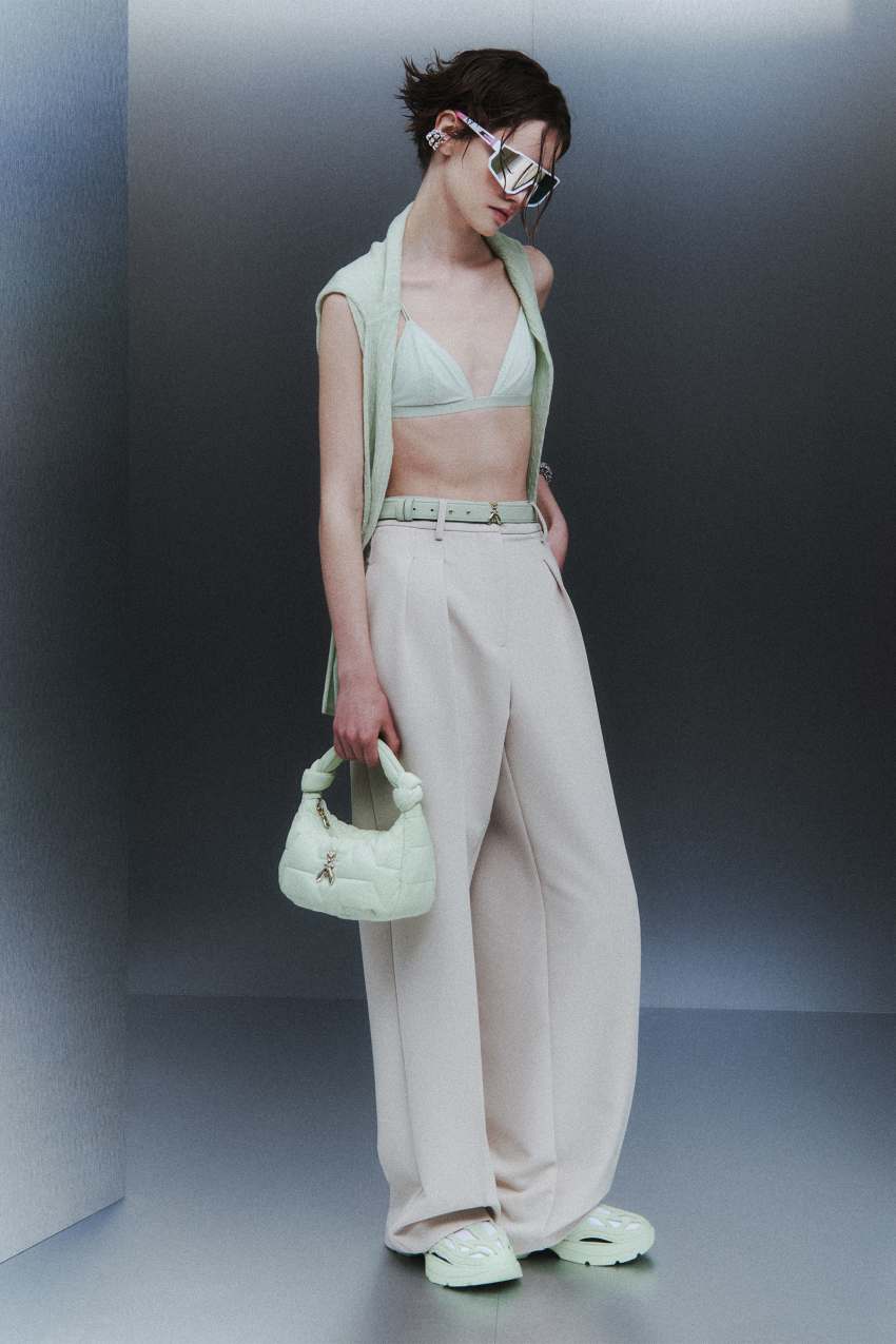 Pantaloni ampi con pinces