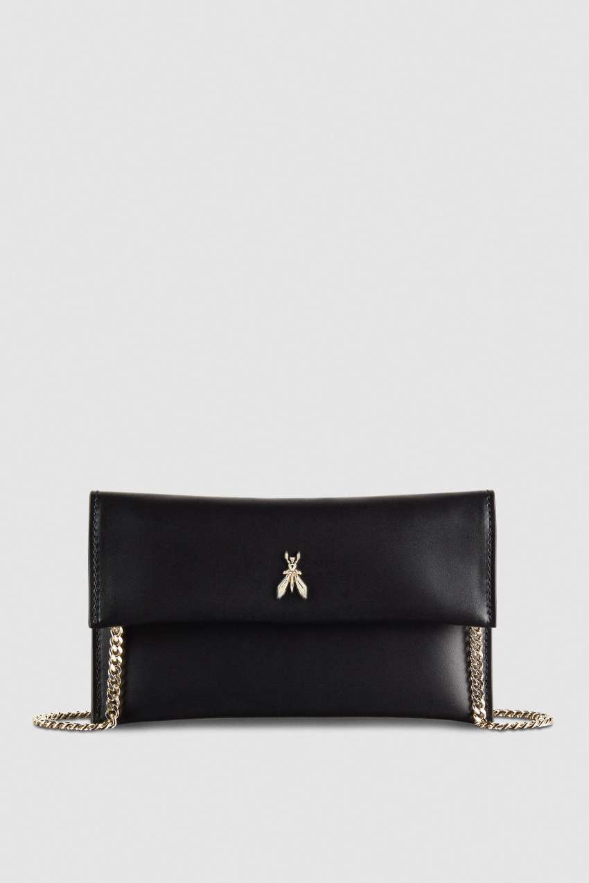 Pochette in pelle con tracolla a catena