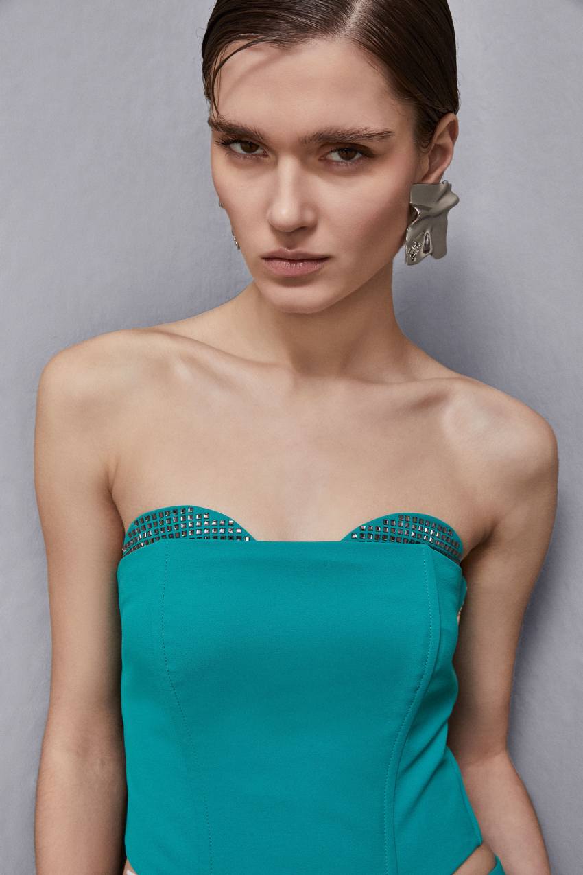 Top aderente in crêpe con strass