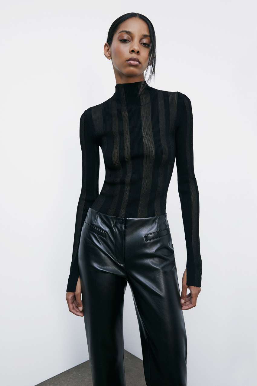 Dolcevita a costine in maglia con trasparenze