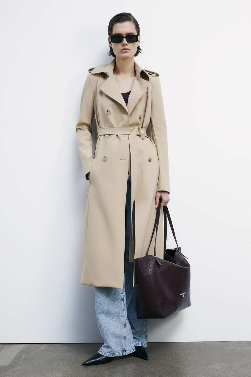 Trench coat with buckle made of bielastic nylon