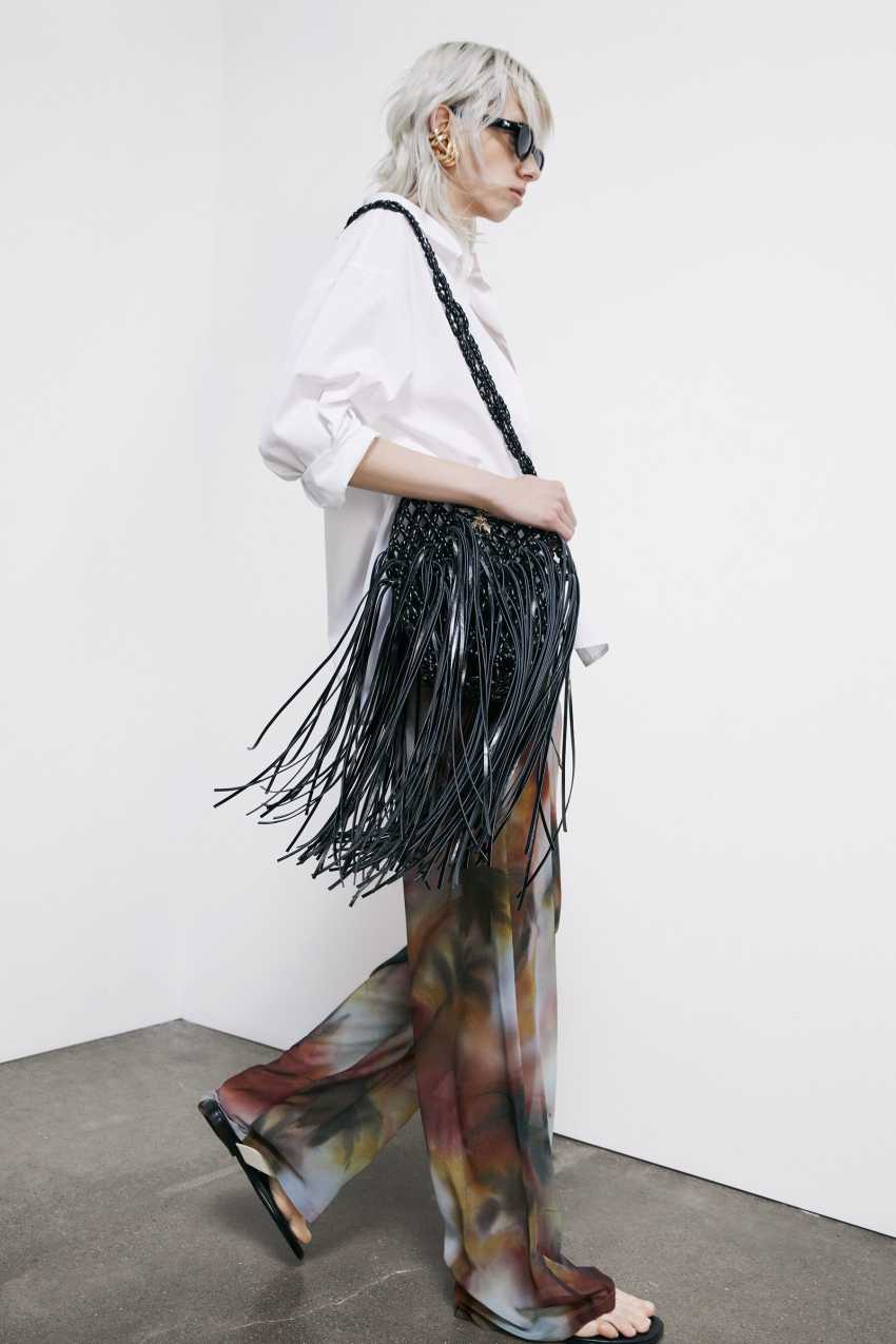 アクセサリー GARAxblackmenas SYMBOLIC FRINGE BUM FLAP Radical Summer Bag with fringes | Black | Patrizia Pepe