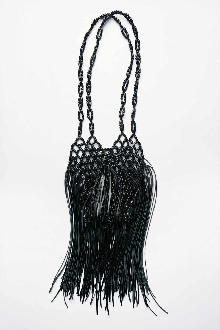 アクセサリー GARAxblackmenas SYMBOLIC FRINGE BUM FLAP Radical Summer Bag with fringes | Black | Patrizia Pepe