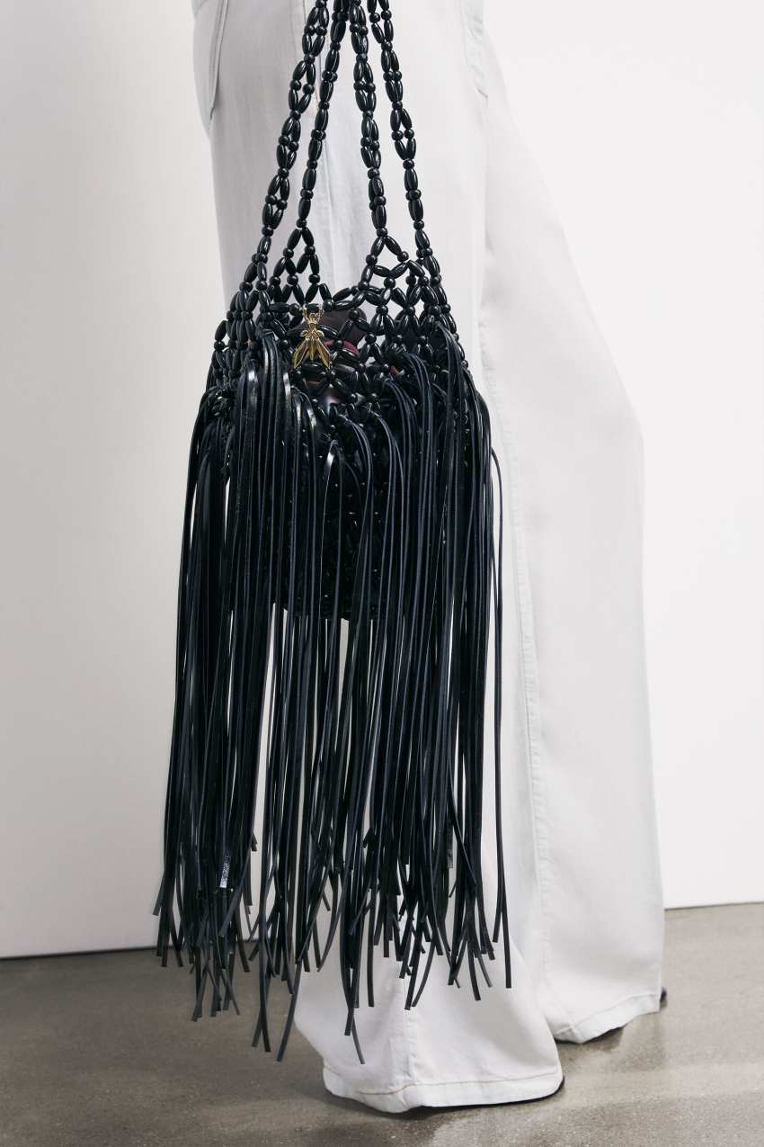 アクセサリー GARAxblackmenas SYMBOLIC FRINGE BUM FLAP Radical Summer Bag with fringes | Black | Patrizia Pepe