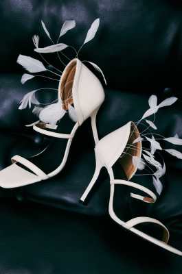 Essential Fly heeled sandals with feather detail in nappa leather, White, Patrizia Pepe