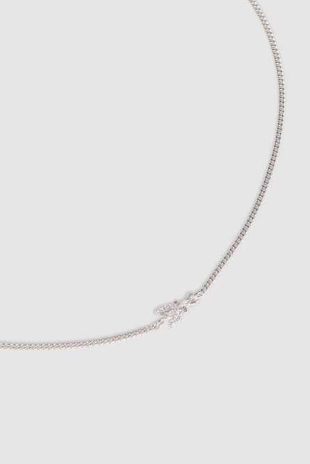 Collar de brillantes, Plata