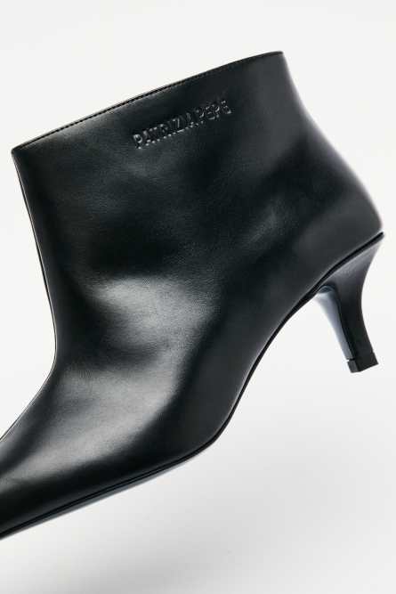 Low Minimal Shape ankle boots in leather, Black, Patrizia Pepe