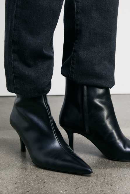 Minimal Shape ankle boots in leather, Black, Patrizia Pepe