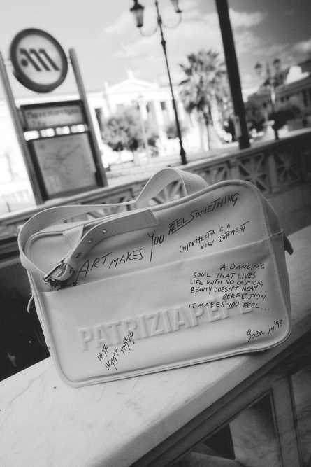 (IM)PERFECTION shopping bag in leather with calligraphic print, White, Patrizia Pepe