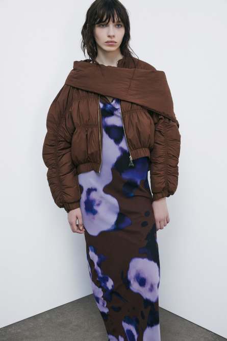 Короткий объемный пуховик со съемным шарфом, Коричневый, Patrizia Pepe