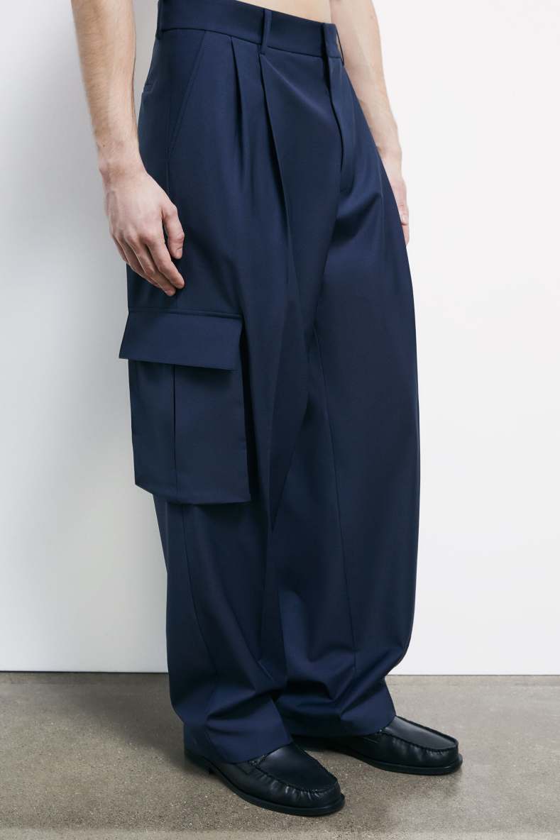 Pantal&oacute;n cargo oversize en mezcla ligera de lana el&aacute;stica, Azul