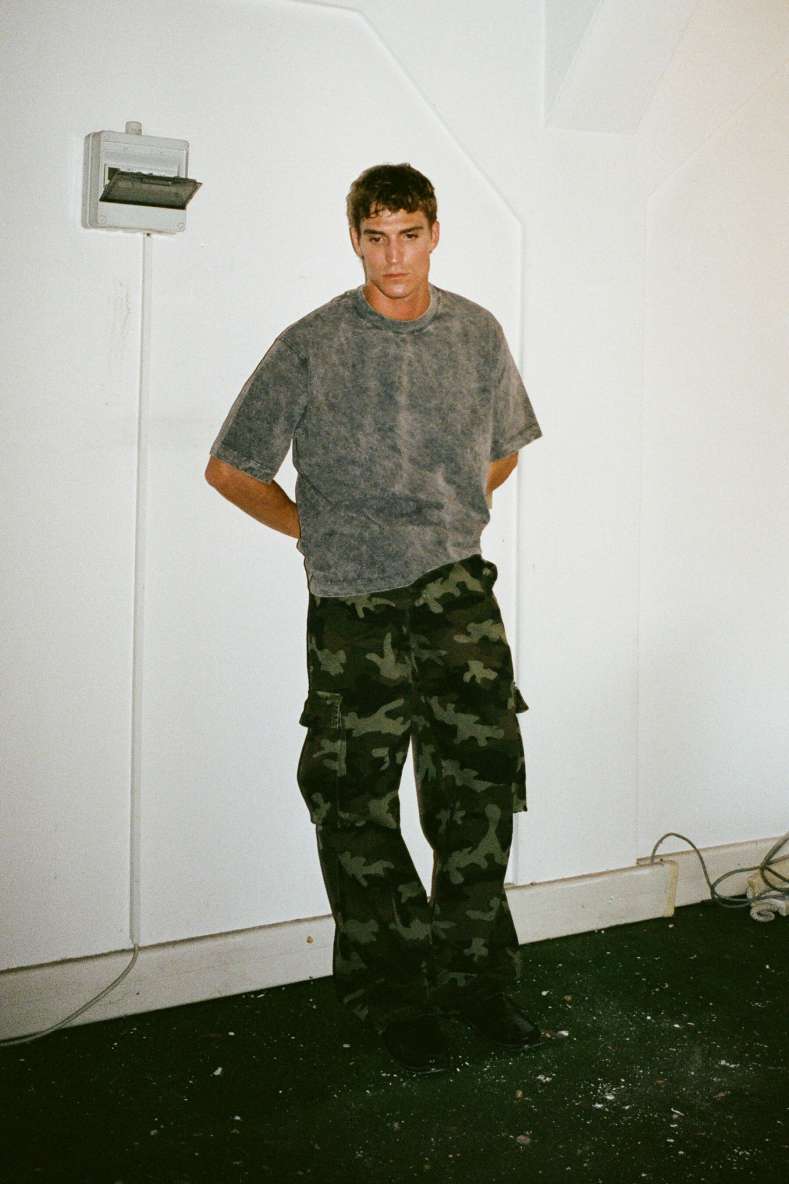 Pantal&oacute;n cargo en algod&oacute;n estructurado con estampado camouflage, Fantas&iacute;a abstracta