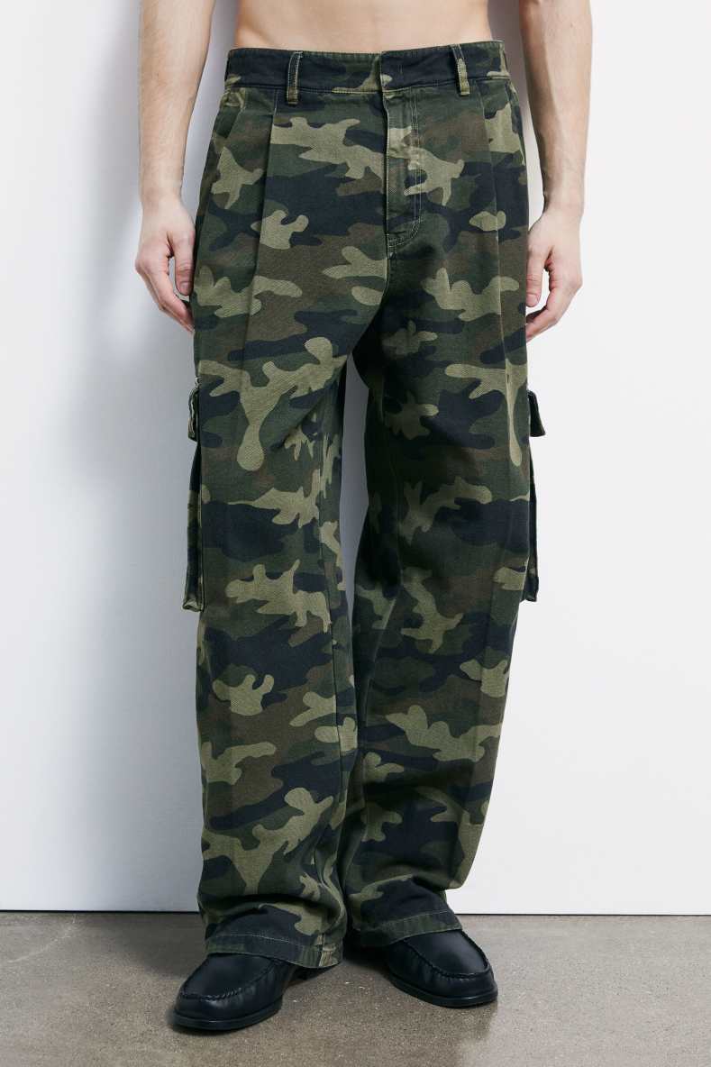 Pantal&oacute;n cargo en algod&oacute;n estructurado con estampado camouflage, Fantas&iacute;a abstracta