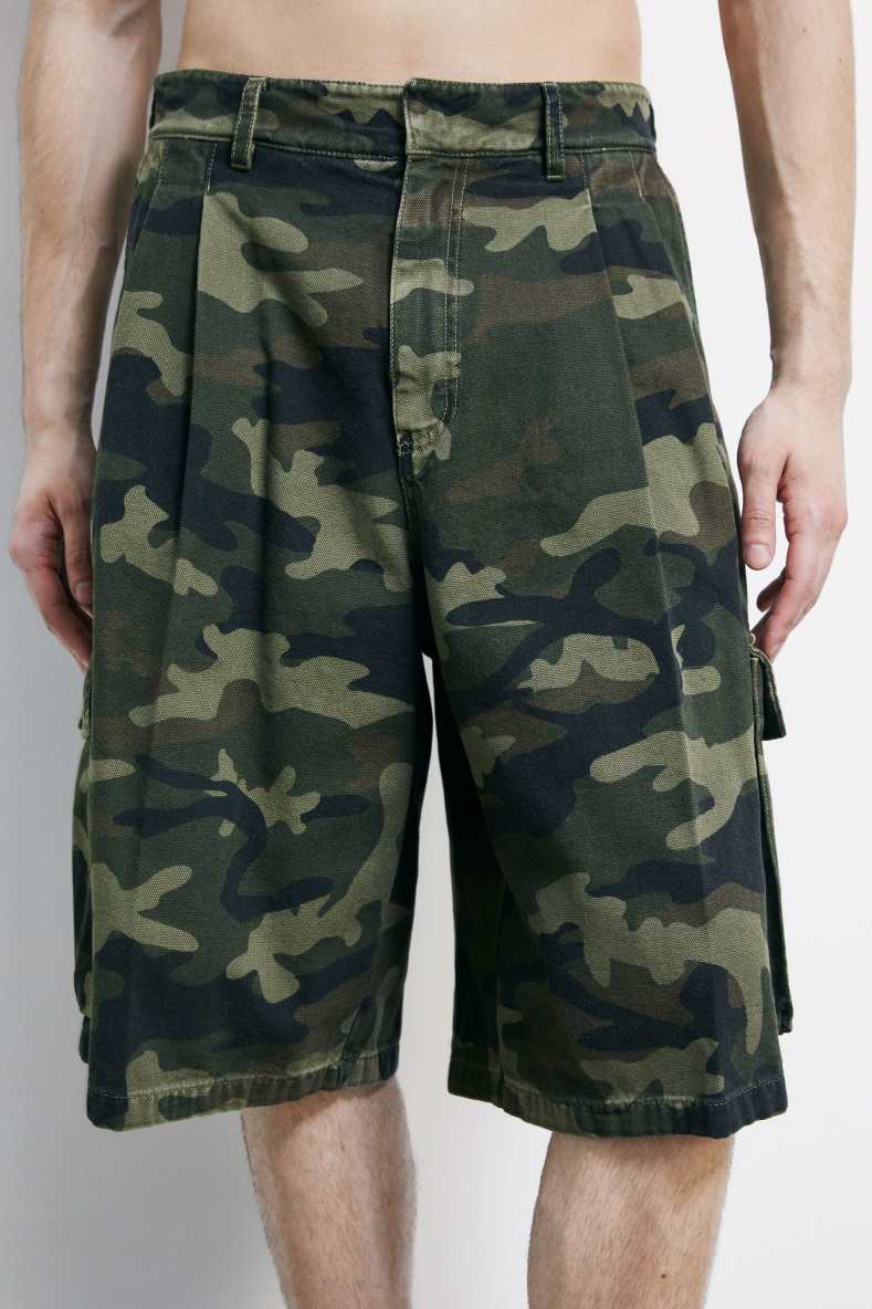 Bermudas cargo en algod&oacute;n estructurado con estampado camouflage, Fantas&iacute;a abstracta