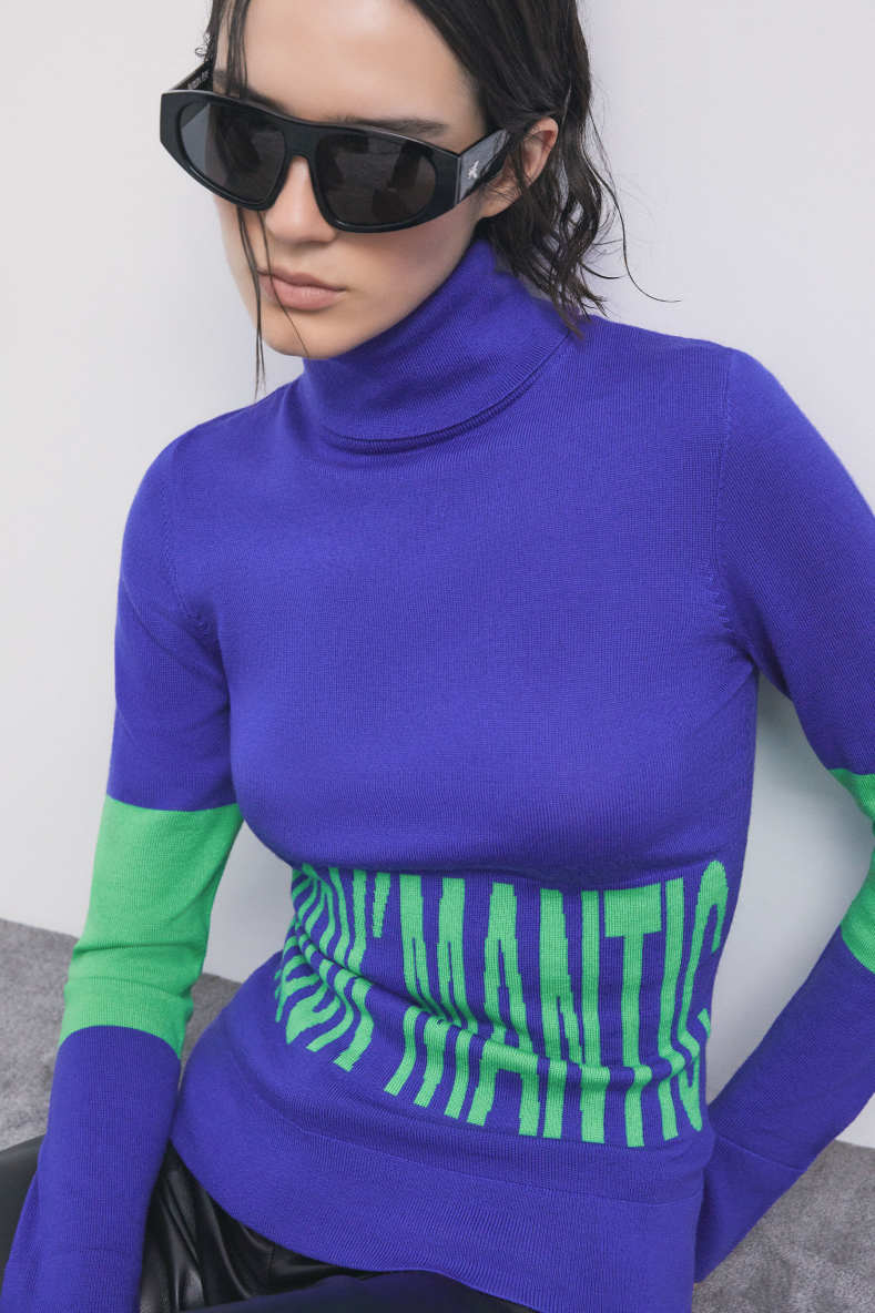 Jersey de cuello alto de lana ajustado con eslogan, Azul