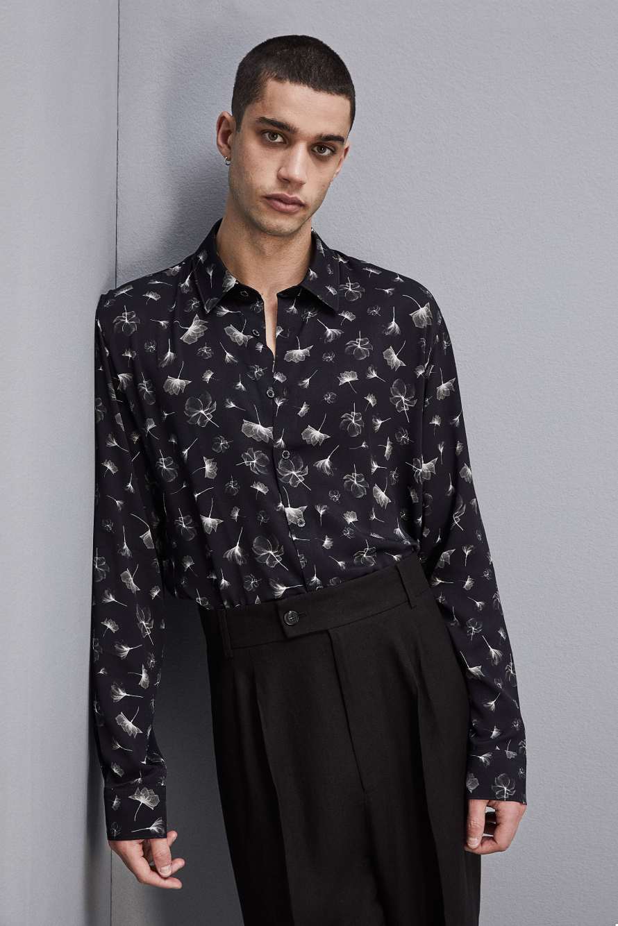 Camisa holgada con estampado gr&aacute;fico de viscosa, Negro
