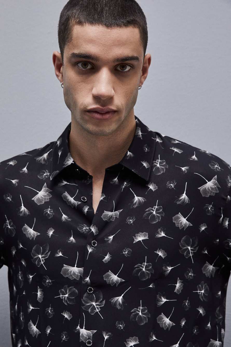 Camisa holgada con estampado gr&aacute;fico de viscosa, Negro
