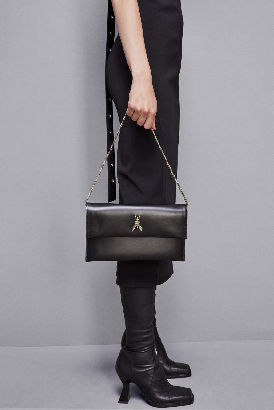 Кожаная сумка-пошет Fly на цепочке, Черный/Золотой, Patrizia Pepe