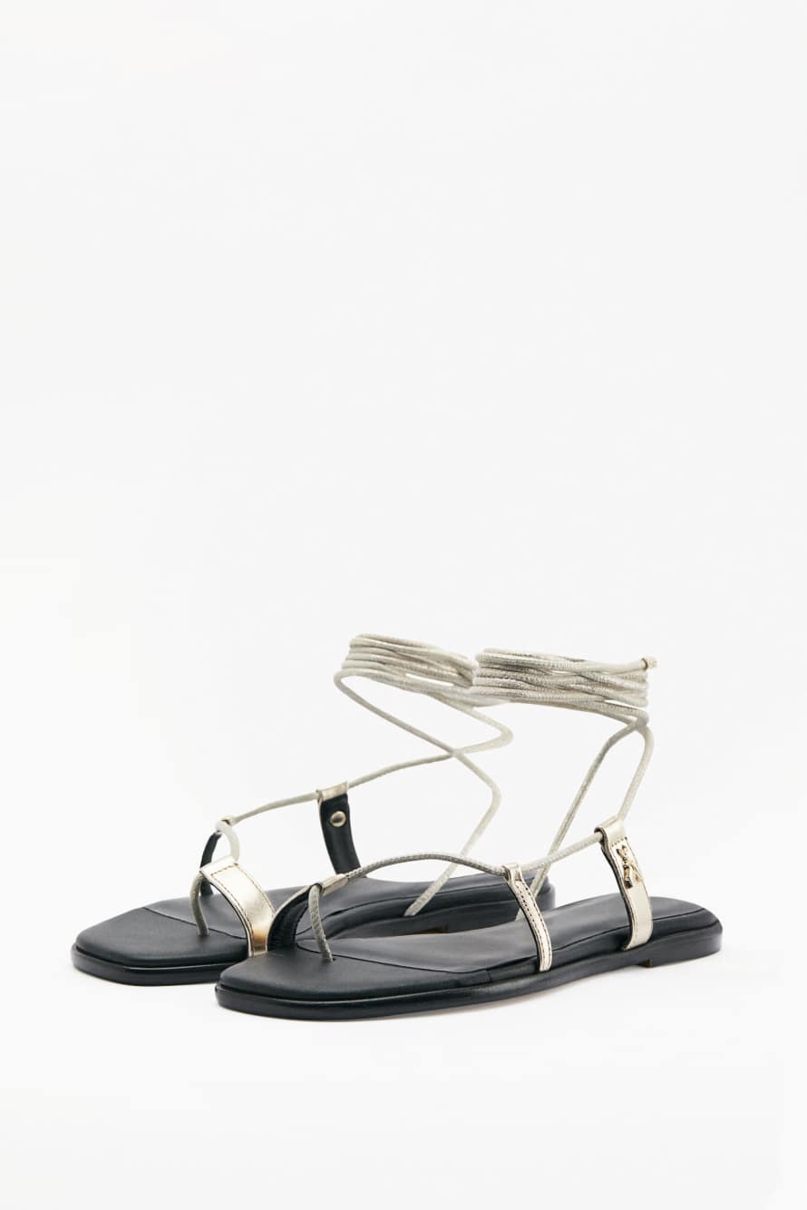 Square Essential Fly laminated flat thong sandals, Gold, Patrizia Pepe