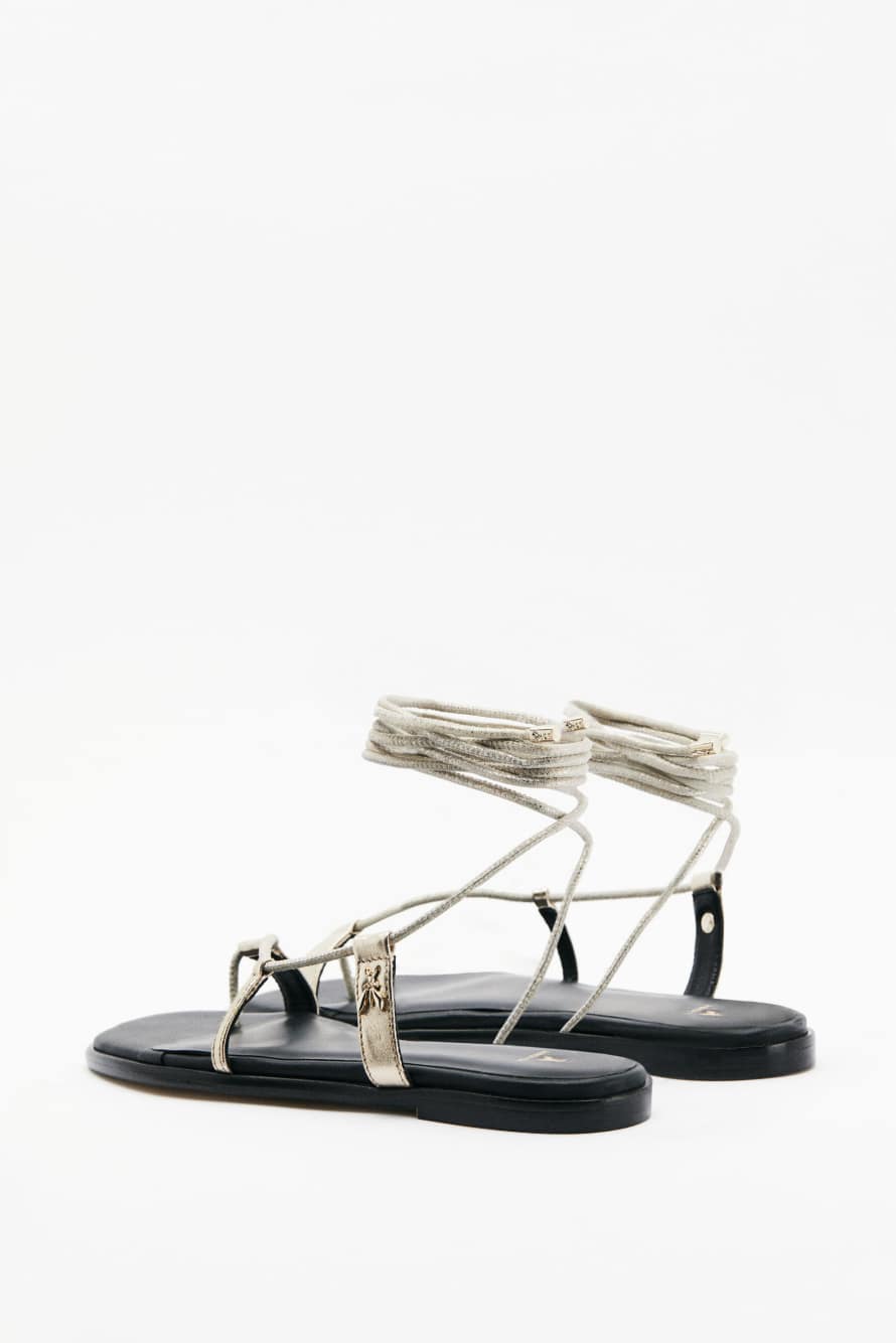 Square Essential Fly laminated flat thong sandals, Gold, Patrizia Pepe