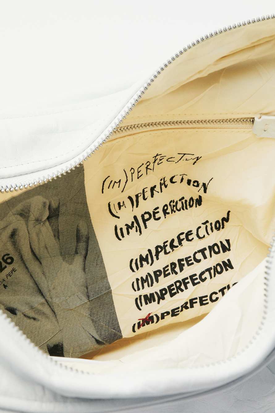 (IM)PERFECTION shopping bag in crinkle leather, White, Patrizia Pepe