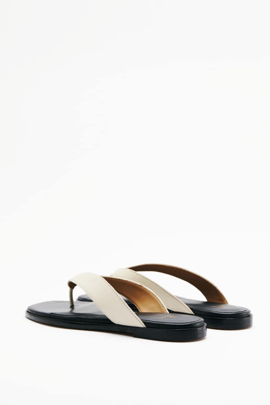 Essential Fly flat thong sandals in nappa leather, White/Black, Patrizia Pepe