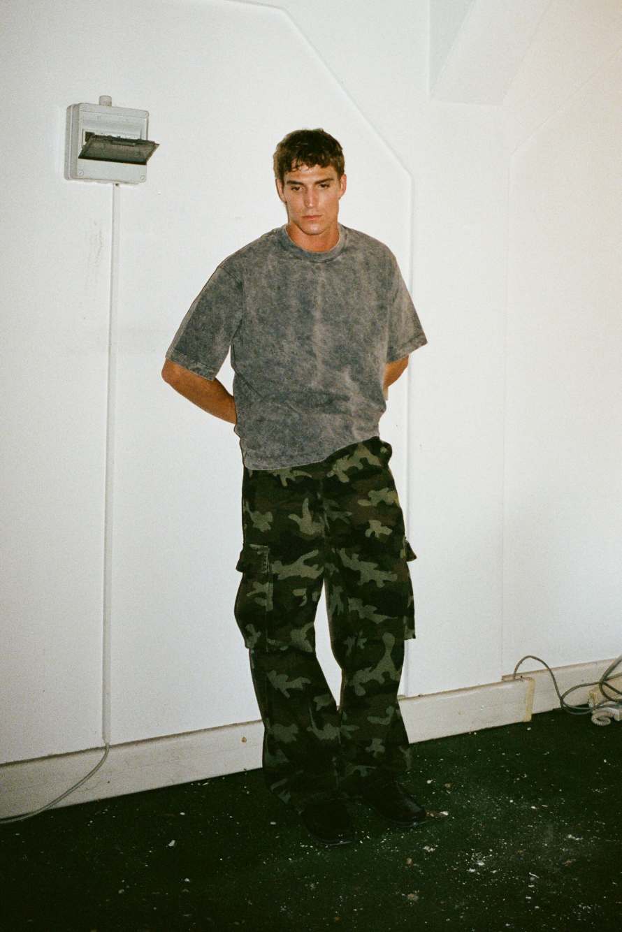 Pantal&oacute;n cargo en algod&oacute;n estructurado con estampado camouflage, Fantas&iacute;a abstracta