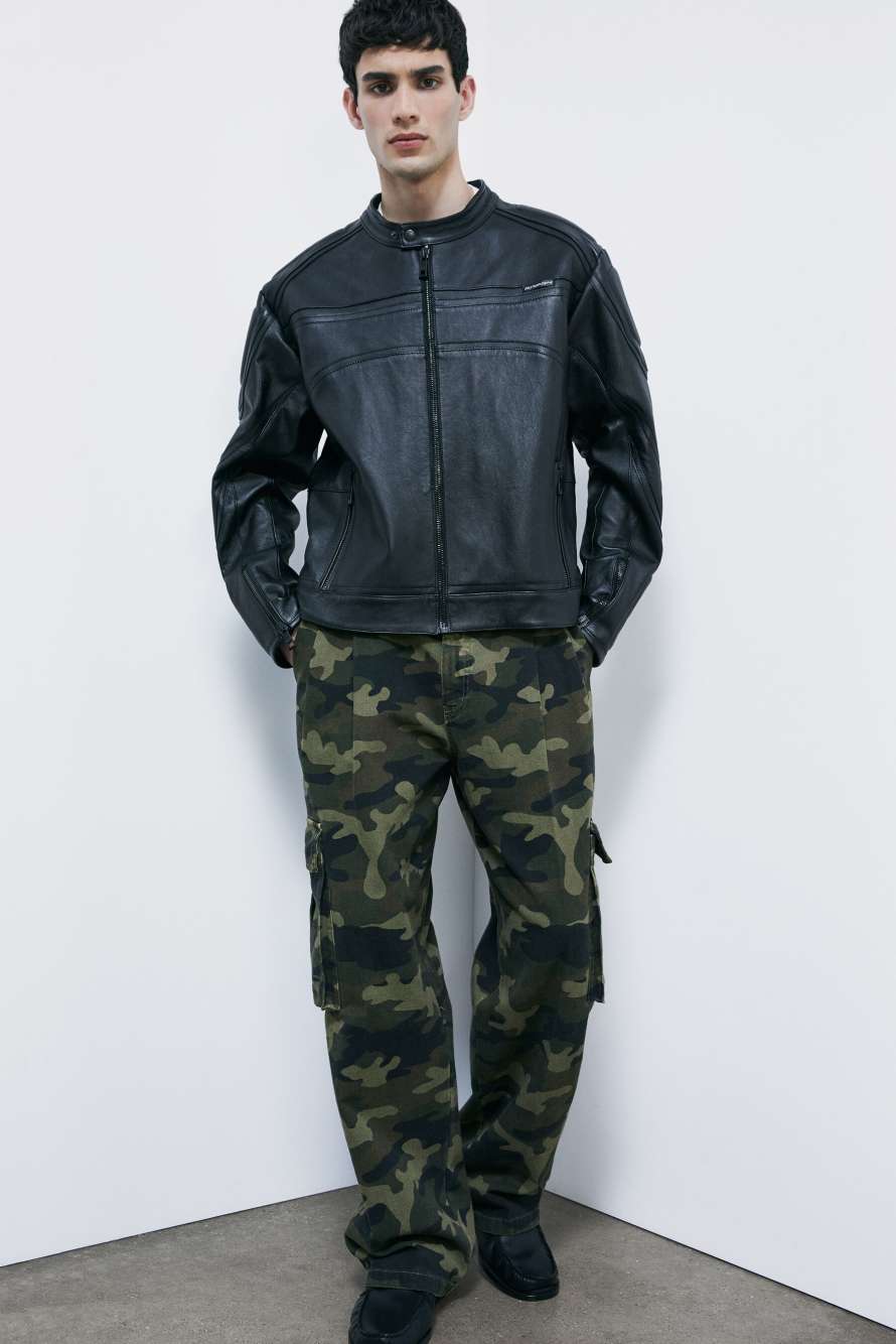 Pantal&oacute;n cargo en algod&oacute;n estructurado con estampado camouflage, Fantas&iacute;a abstracta