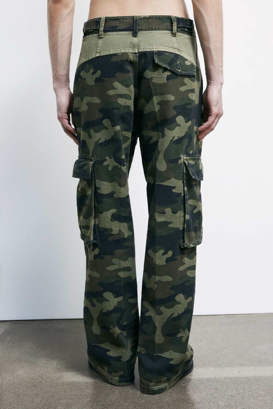 Pantal&oacute;n cargo en algod&oacute;n estructurado con estampado camouflage, Fantas&iacute;a abstracta