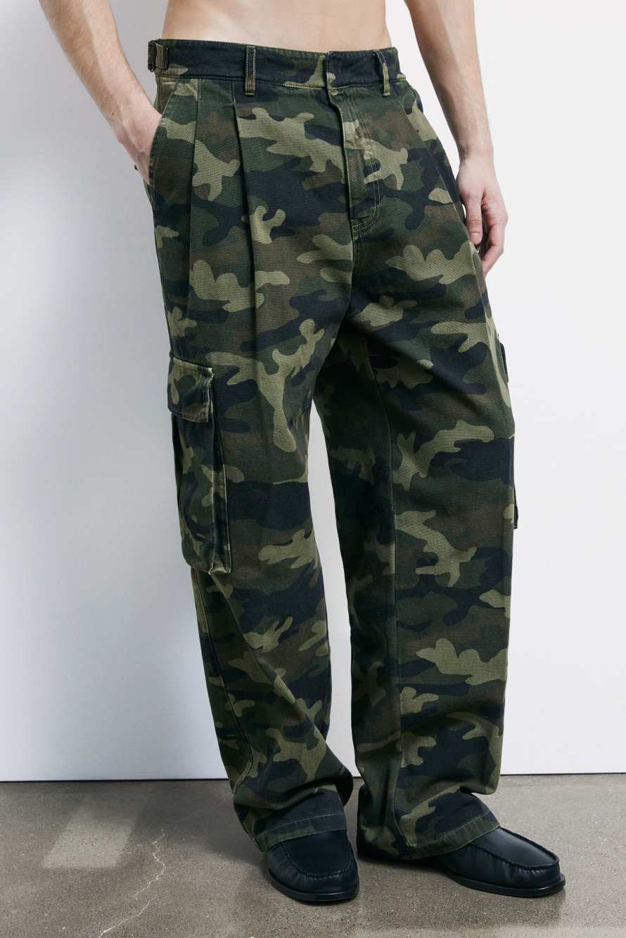 Pantal&oacute;n cargo en algod&oacute;n estructurado con estampado camouflage, Fantas&iacute;a abstracta