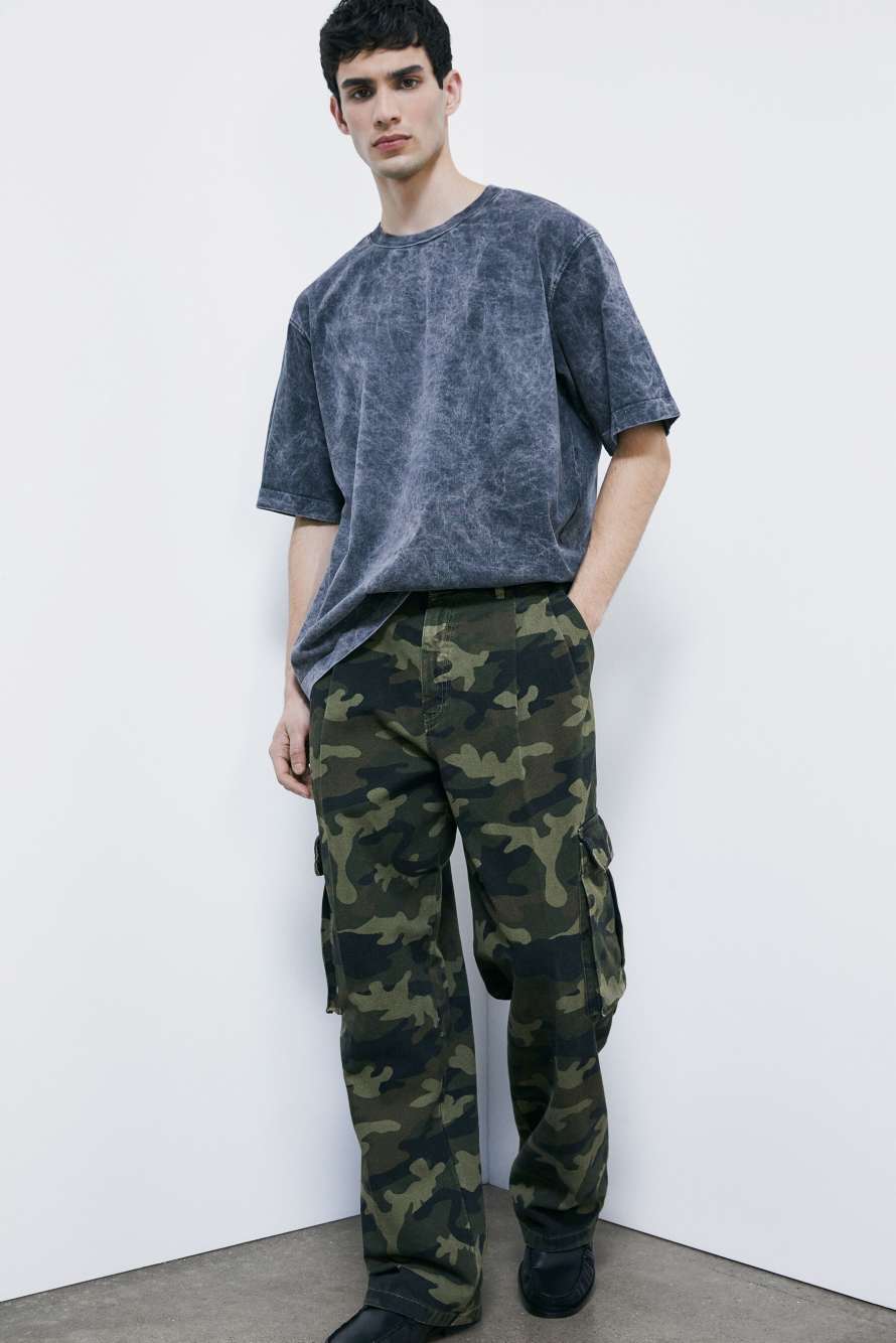 Pantal&oacute;n cargo en algod&oacute;n estructurado con estampado camouflage, Fantas&iacute;a abstracta