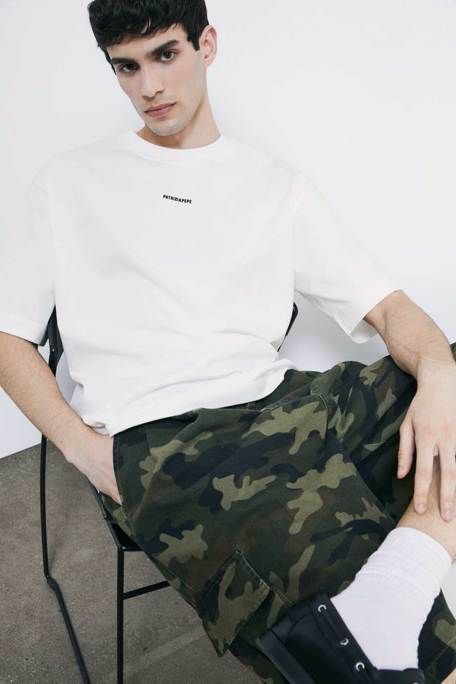 Bermudas cargo en algod&oacute;n estructurado con estampado camouflage, Fantas&iacute;a abstracta