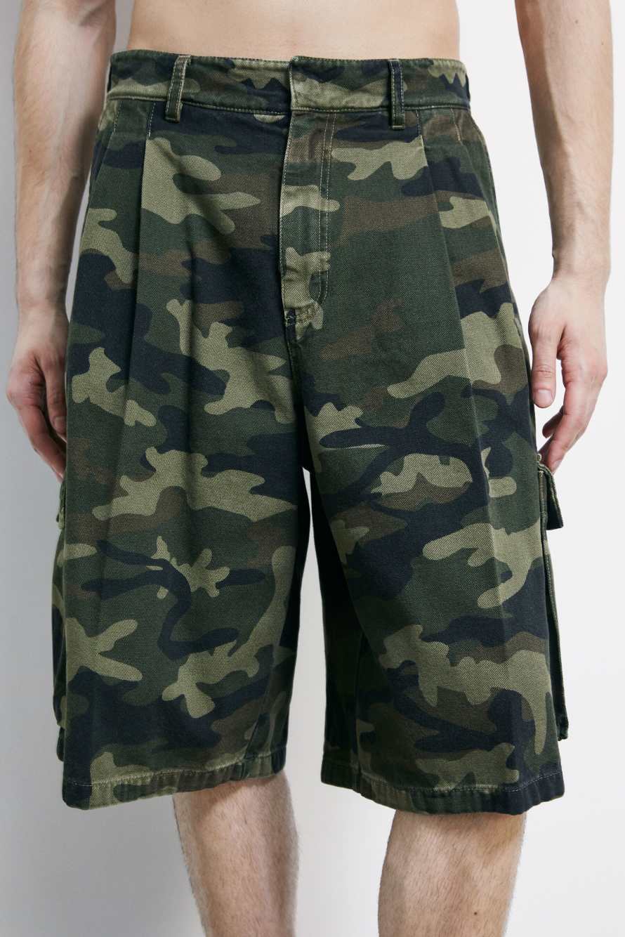 Bermudas cargo en algod&oacute;n estructurado con estampado camouflage, Fantas&iacute;a abstracta
