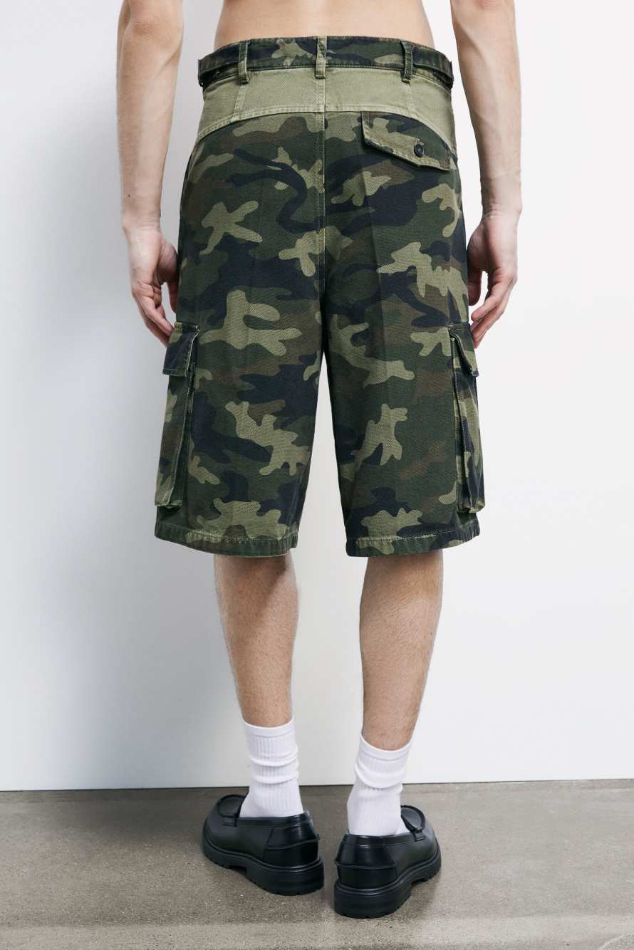 Bermudas cargo en algod&oacute;n estructurado con estampado camouflage, Fantas&iacute;a abstracta