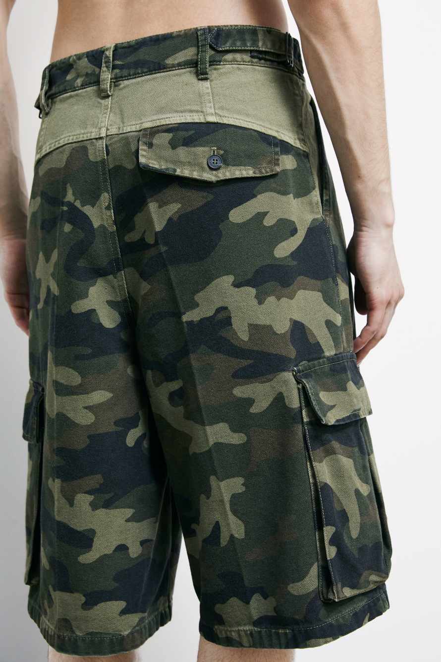 Bermudas cargo en algod&oacute;n estructurado con estampado camouflage, Fantas&iacute;a abstracta