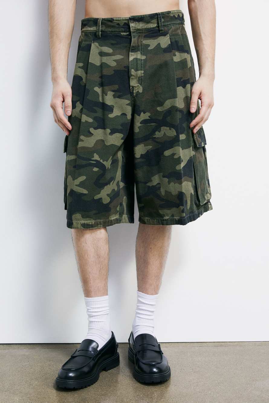 Bermudas cargo en algod&oacute;n estructurado con estampado camouflage, Fantas&iacute;a abstracta