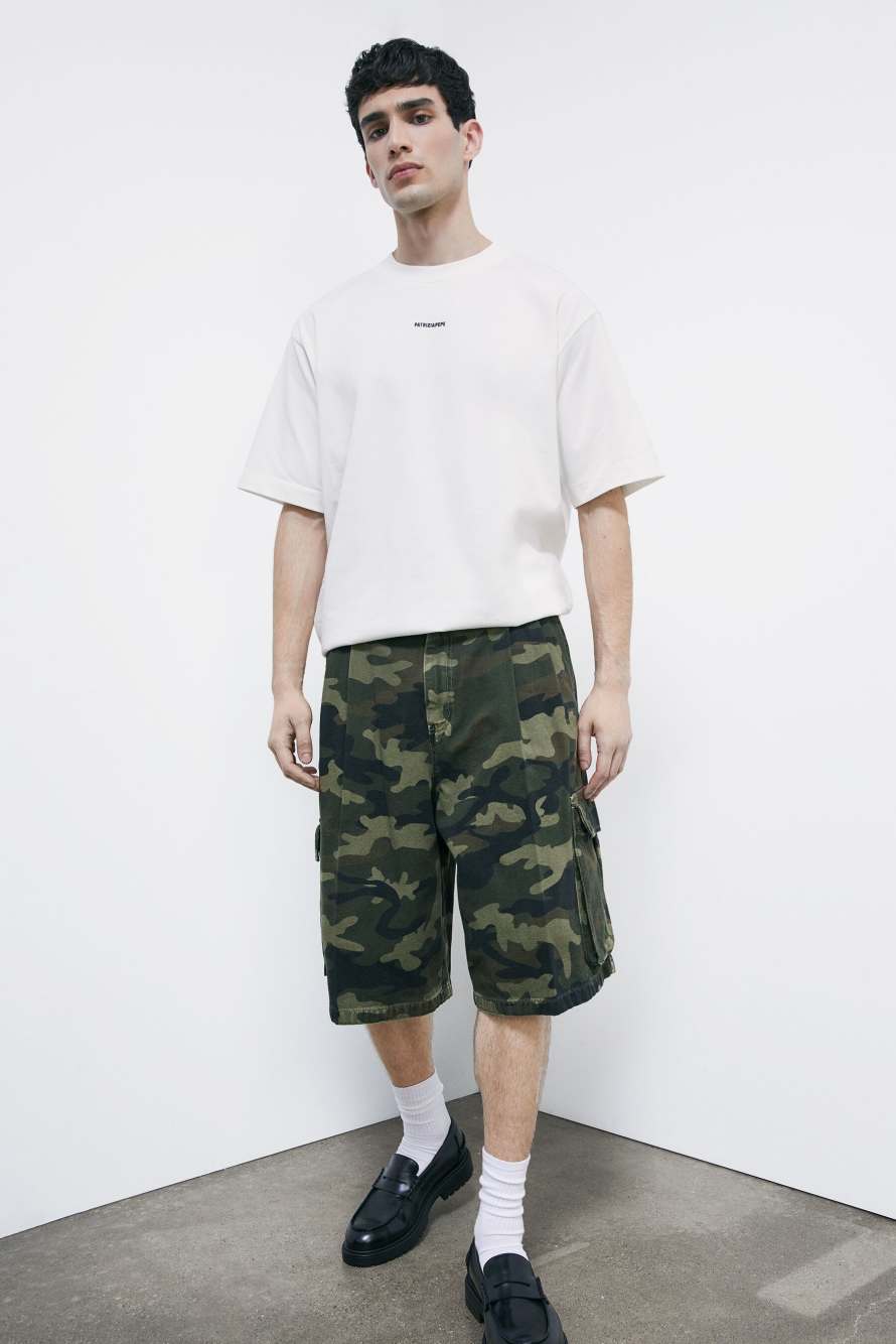 Bermudas cargo en algod&oacute;n estructurado con estampado camouflage, Fantas&iacute;a abstracta