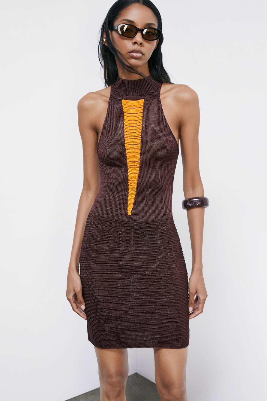 Vestido mini de punto con perlas, Marr&oacute;n