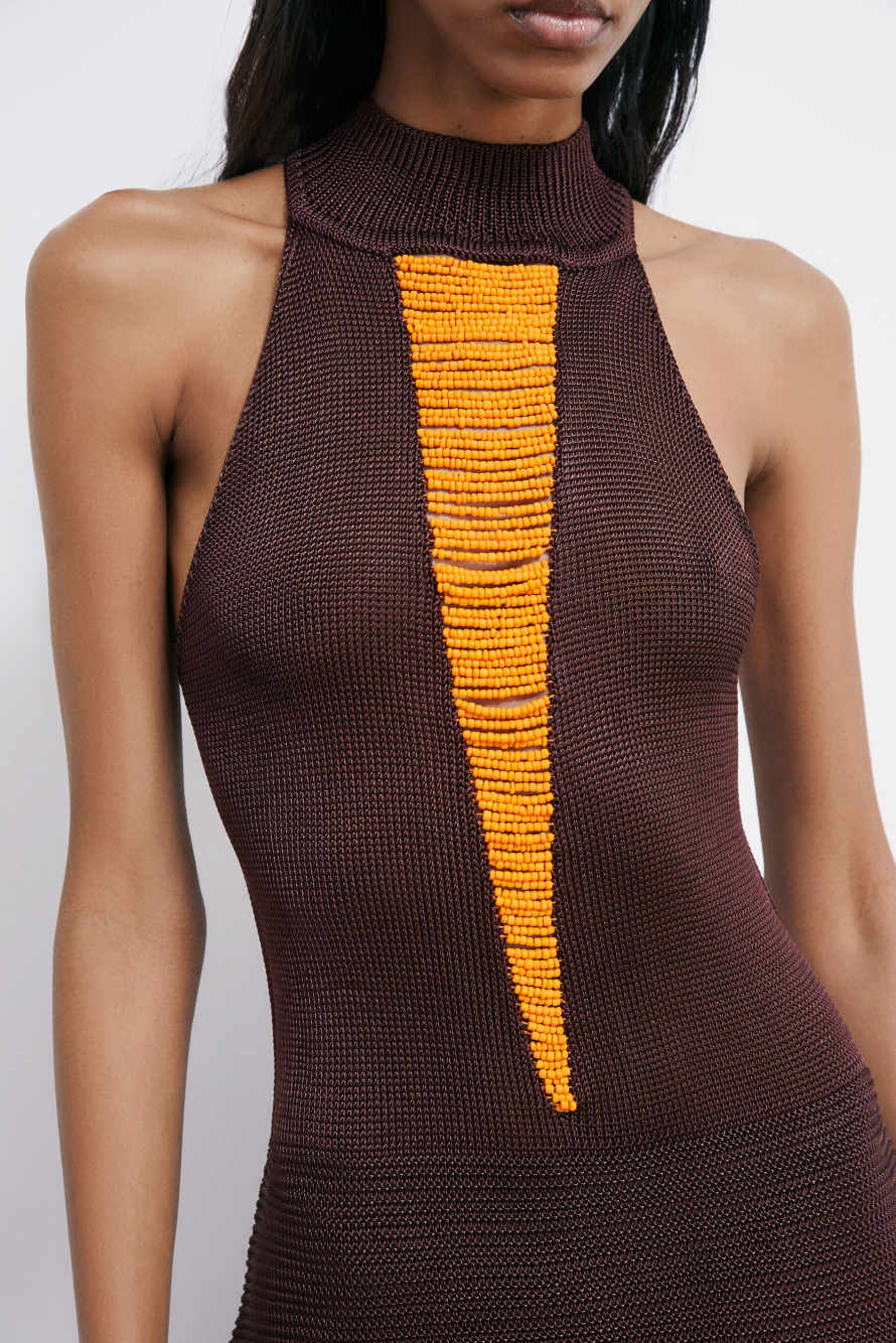 Vestido mini de punto con perlas, Marr&oacute;n