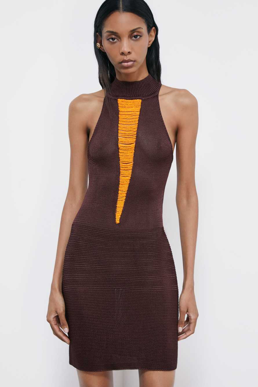 Vestido mini de punto con perlas, Marr&oacute;n